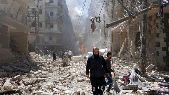 Varios supervivientes de los ataques aéreos en el barrio Bustan Al Qasr en Alepo. 