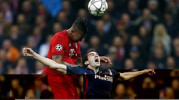 Godín se ve superado en el salto por Boateng.