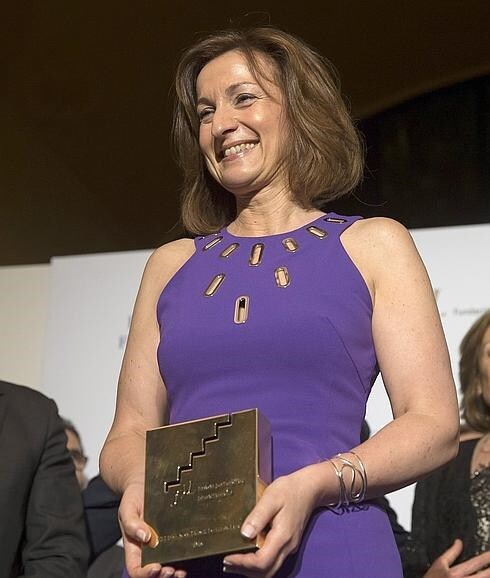 Paloma Sánchez-Garnica recoge el premio de novela Fernando Lara.