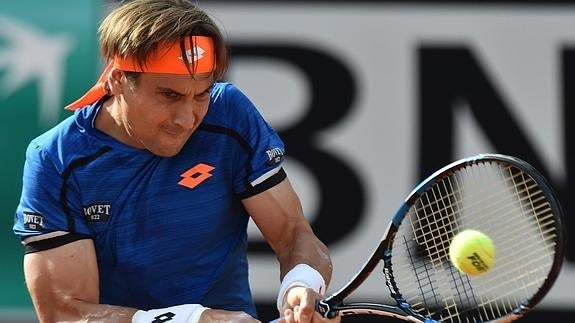 David Ferrer golpea la pelota. 