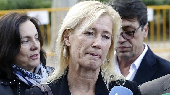 Ana Duato atiende a los medios a las puertas de la Audiencia Nacional. 