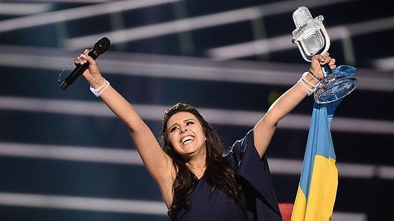 Jamala, representante ucraniana en Eurovisión, celebra su triunfo.