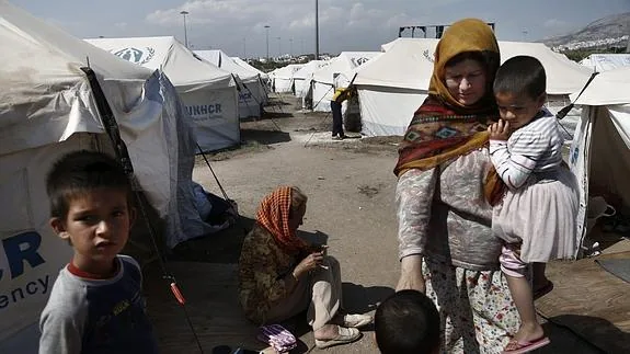 Refugiados frente a su tienda de campaña en el antiguo Complejo Olímpico Helliniko (Grecia). 