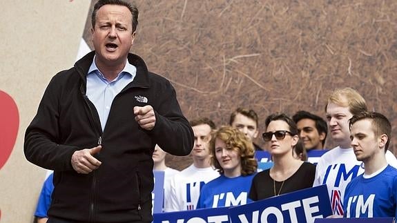 David Cameron en una campaña abogando por quedarse en la UE.