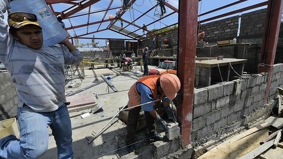 Operarios trabajan en la reconstrucción de Pedernales. 