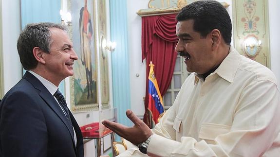 Nicolás Maduro saluda al expresidente español, José Luis Rodríguez Zapatero. 