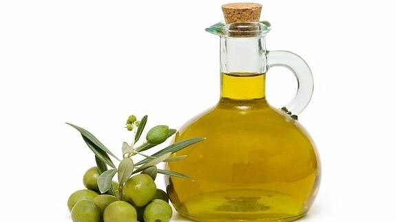 La dieta mediterránea conlleva un alto consumo de productos frescos  y recomienda el consumo de aceite de oliva como grasa principal, así como aumentar la ingesta de pescado. 