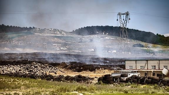 El vertedero de neumáticos de Seseña sigue ardiendo.