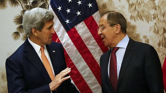 John Kerry dialoga con su homólogo ruso, Sergei Lavrov.