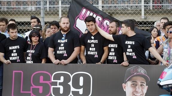 El equipo de Salom, durante el minuto de silencio en Montmeló. 