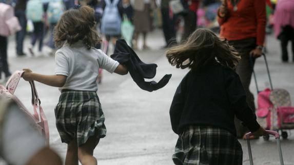 Escolares a la salida del colegio.