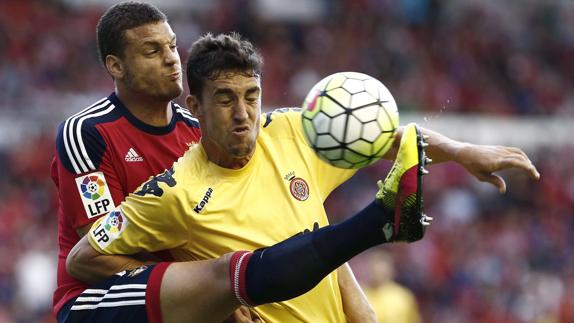 Bonnín (i) intenta controlar el balón ante Mata (d). 