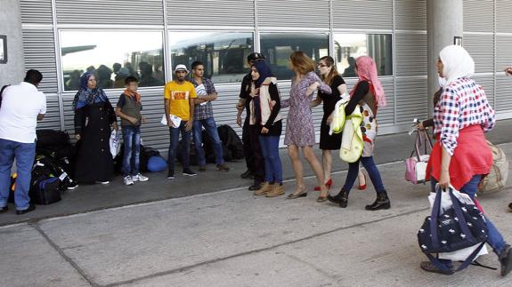 Un grupo de refugiados a su llegada al aeropuerto de Madrid el pasado día 1 de junio.