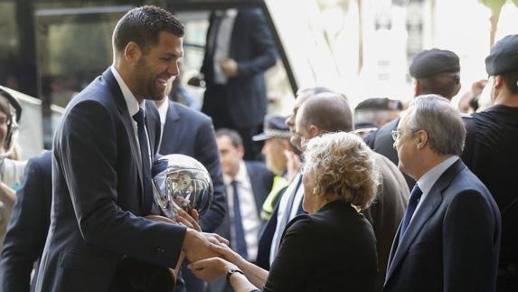 Felipe Reyes saluda a la alcaldesa de Madrid, Manuela Carmena. 