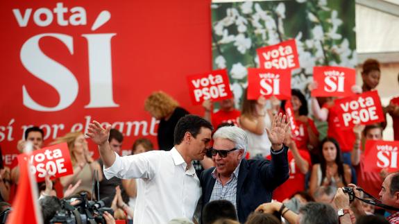 Pedro Sánchez, con Felipe González hoy en Madrid.