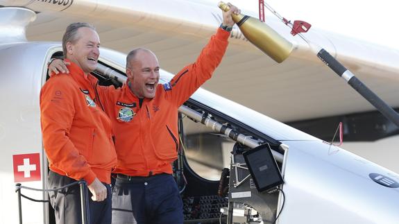 El Solar Impulse llega a a Sevilla tras cruzar el Atlántico.