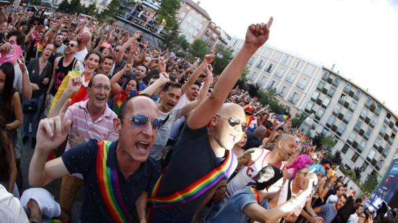 Cientos de personas en la plaza de Pedro Zerolo, asisten a la lectura de un manifiesto y a un acto de homenaje a las víctimas de la matanza de Orlando (EEUU).