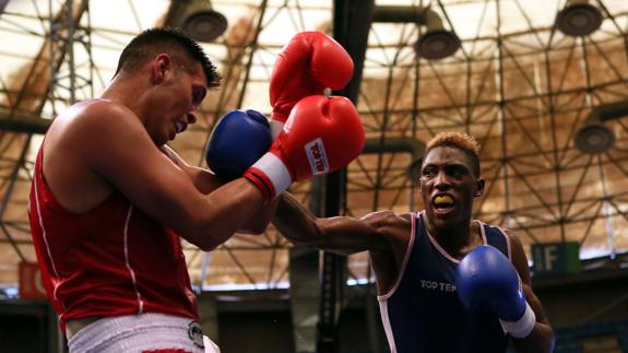 Youba Sissokho pelea contra el mexicano Juan Romero. 