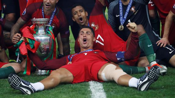 Los jugadores de Portugal celebran la victoria. 