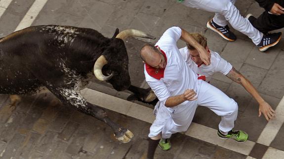 Uno de los toros de la ganadería madrileña de Victoriano del Río Cortes, en la calle de La Estafeta. 