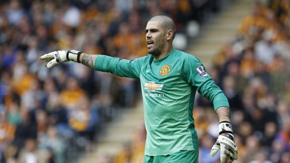 Victor Valdés, durante un partido con el Manchester United. 