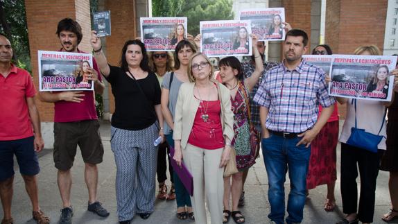Maria Teresa Gómez afectada y vocal de la plataforma de víctimas del tren Alvia 04155, junto a varios familiares y afectados, tras la reunión mantenida este martes con representantes del Ministerio de Fomento, en Madrid.