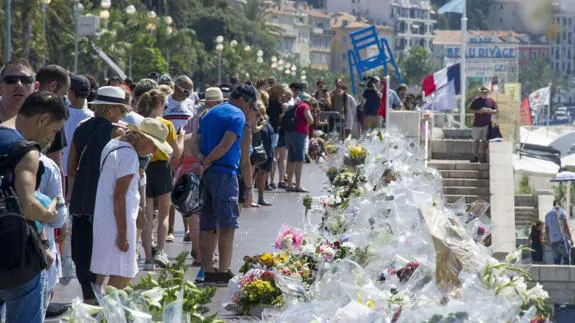 Flores en el paseo de los Ingleses de Niza en recuerdo de los asesinados.