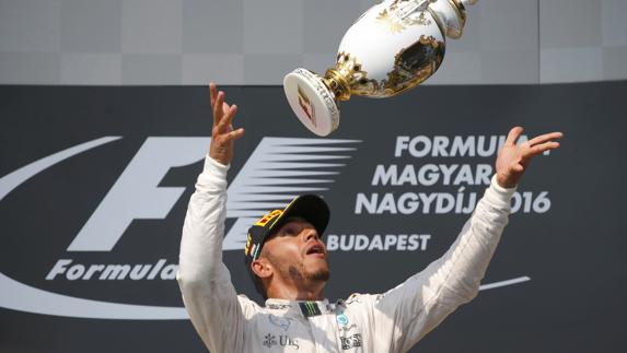 Lewis Hamilton celebra la victoria en el Gp de Hungría. Reuters