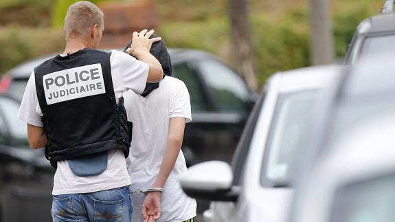 Arresto tras el ataque terrorista en Normandía.