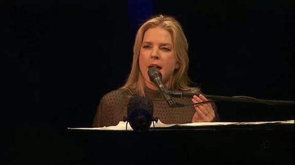 Diana Krall tocando el piano durante una actuación.