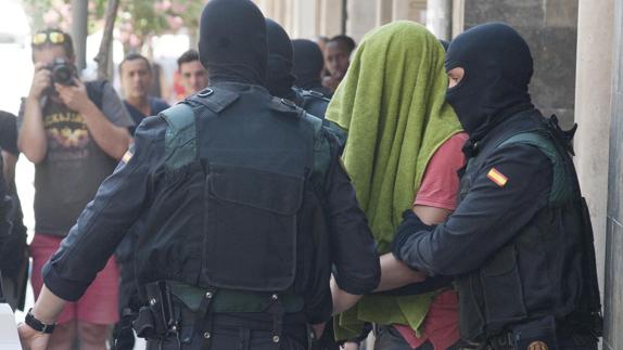 Uno de los dos hermanos detenidos acusados de colaborar en la financiación del Daesh en Gerona.