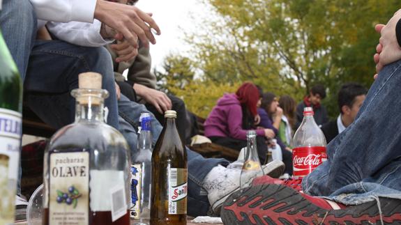 Jóvenes haciendo botellón. 