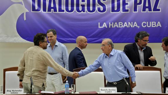 Saludo entre Iván Márquez (i) y Humberto de la Calle, negociadores de las FARC y el Gobierno colombiano.