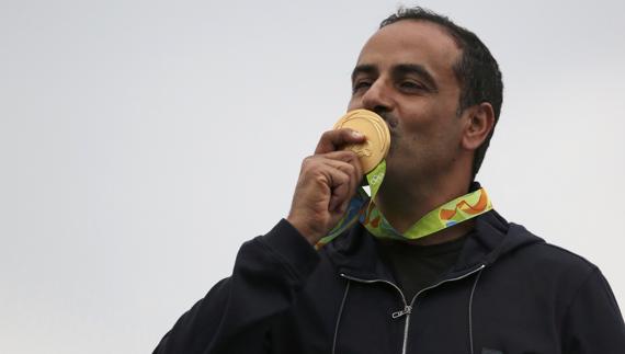 Fehaid Aldeehani besa la medalla de oro. 