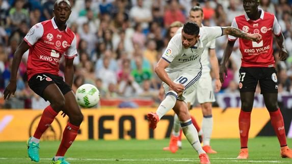 James dispara a puerta. 