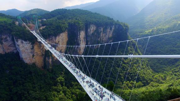 El puente sobre el Parque Natural de Zhangjiajie. 