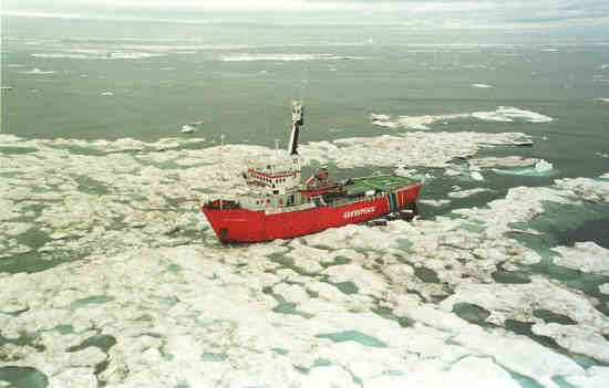 El barco 'MV Arctic Sunrise' de Greenpeace atravesando los hielos en el Ártico. 