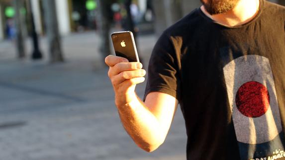 Un joven utiliza su teléfono móvil.