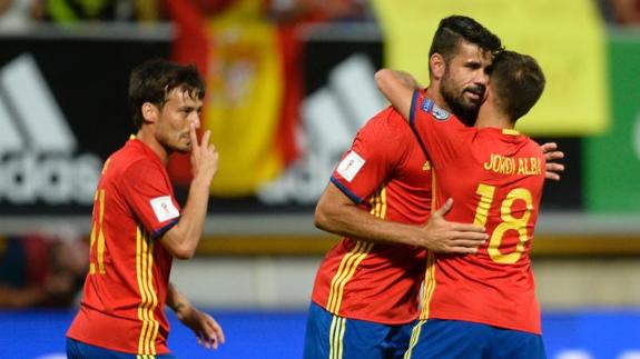 Diego Costa, felicitado por Jordi Alba tras marcar ante Liechtenstein. 