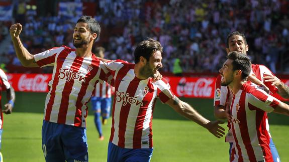 Jugadores del Sporting celebran un gol. 