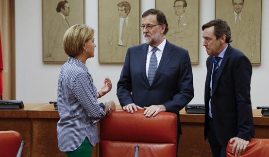 Rajoy conversa con  Cospedal y Hernando, antes de su intervención en el Congreso. 