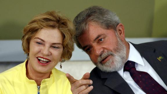 Luiz Inácio Lula da Silva, junto a su esposa.