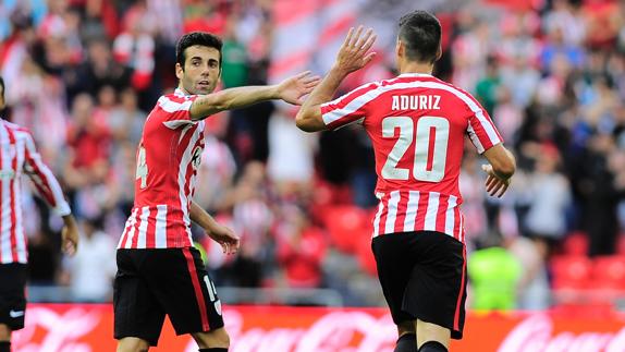 Aduriz (der), durante el partido. 