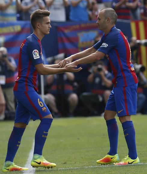 Andrés Iniesta (der) es sustituido por Denis Suárez, durante un partido. 