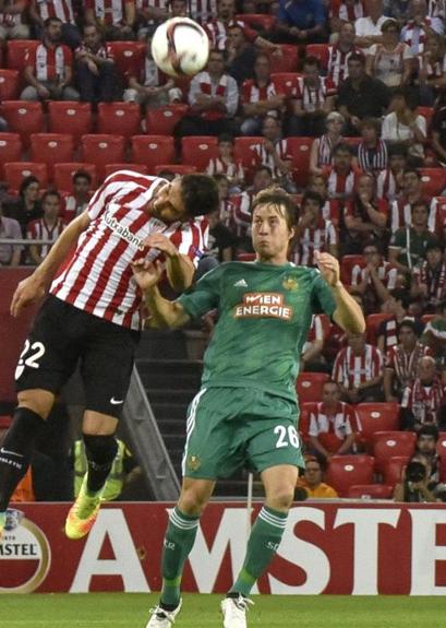 Raúl García disputa un balón por alto. 