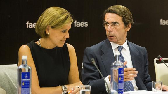 María Dolores de Cospedal y José María Aznar, este lunes.