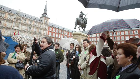 Turistas en la Plaza Mayor de Madrid. 