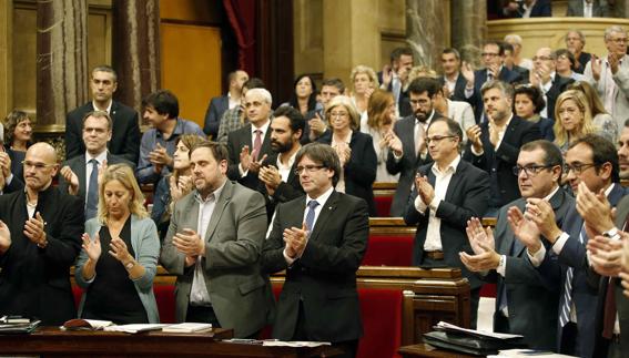 Diputados de Junts pel Sí aplauden tras la aprobación del referéndum en el Parlament.