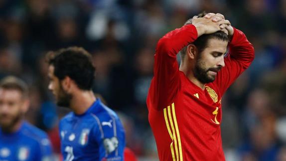 Piqué se lamenta en el partido frente a Italia