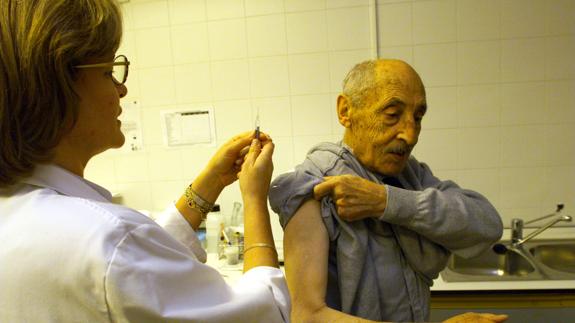 Los ancianos deben vacunarse contra la gripe para evitar complicaciones.